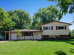 663 Devonshire Ln, Crystal Lake, IL 60014