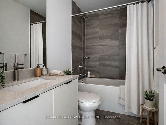 4th image of 202 Burnhamthorpe Rd E #302