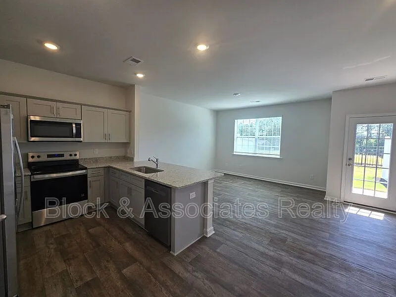 3 bed, 2.5 bath, 1418 sqft, $1,825 — Photo 2