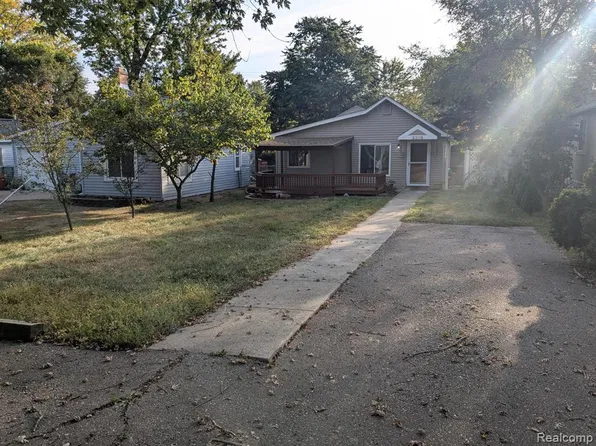2305 Hester Ct, Keego Harbor, MI 48320