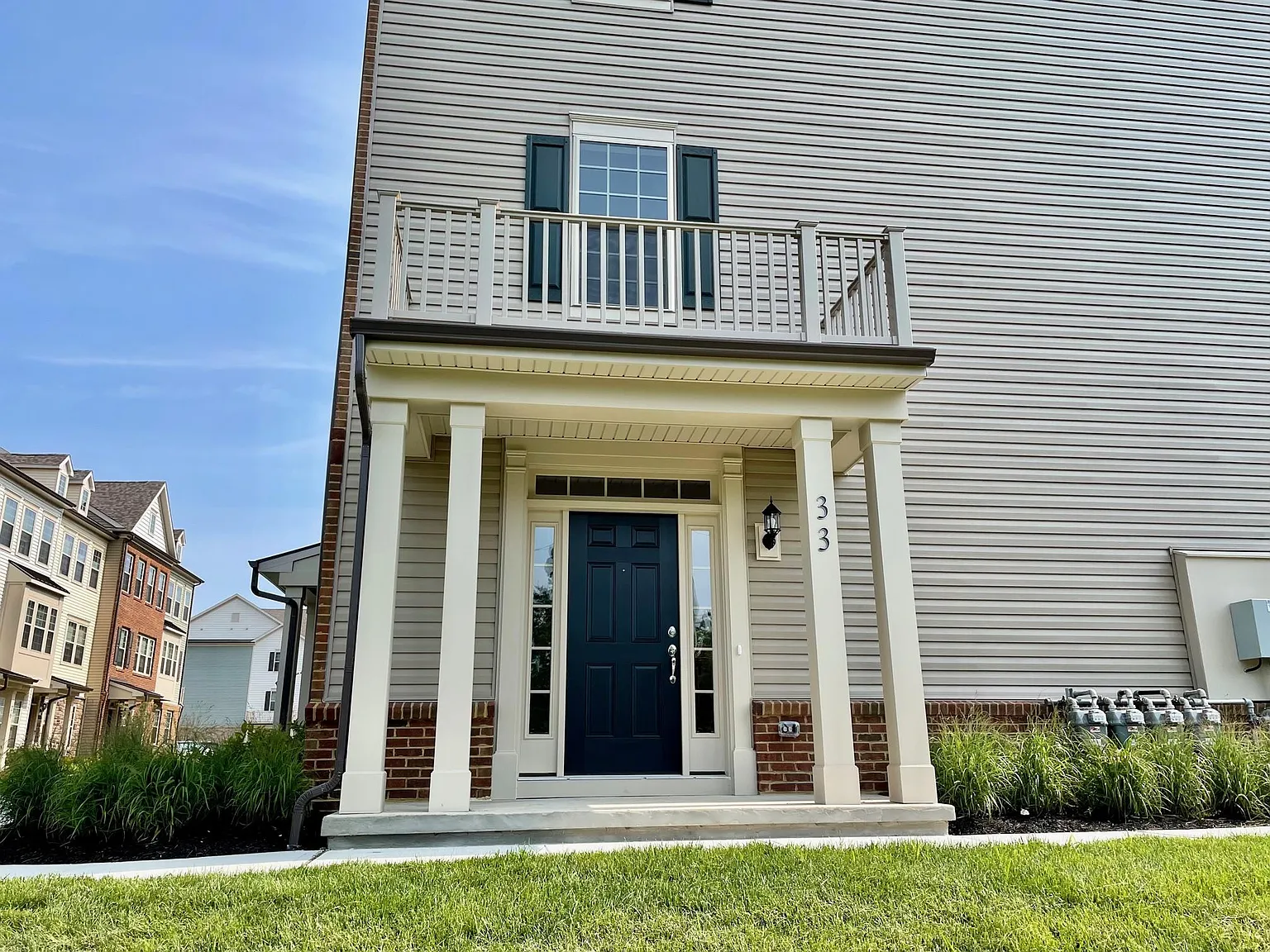 3 bed, 3.5 bath, 2000 sqft, $4,700 — Photo 2