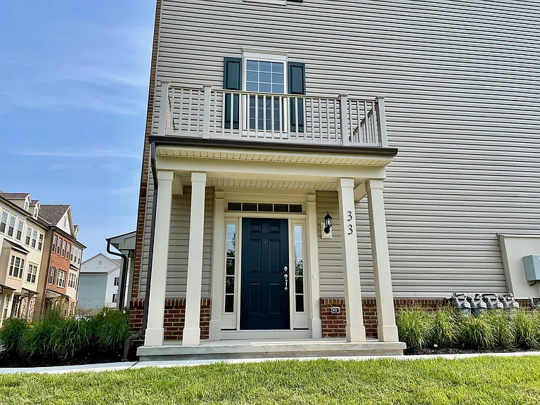 33 Cortland Ct — Photo 2