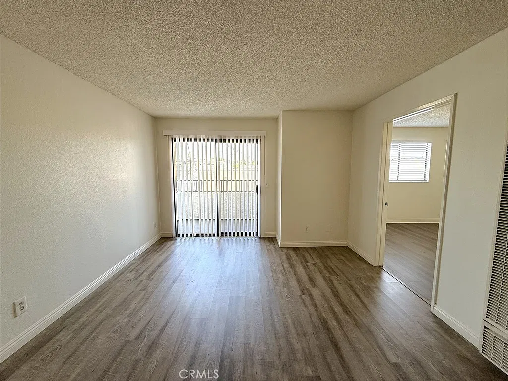 1212 Gladys Ave — Photo 3