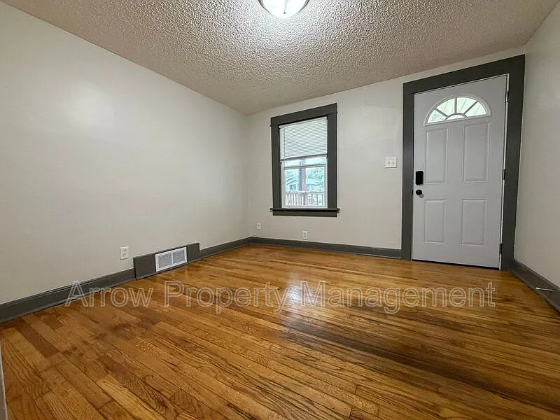 2 bed, 1.0 bath, 720 sqft, $1,050 — Photo 4