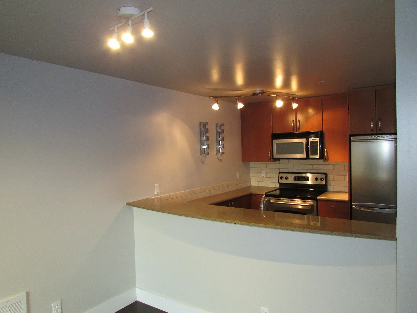 Wonderful 2/1 View Condo in Wallingford/Fremont — Photo 4
