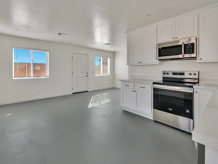 1340 W Mariposa Ave — Photo 16