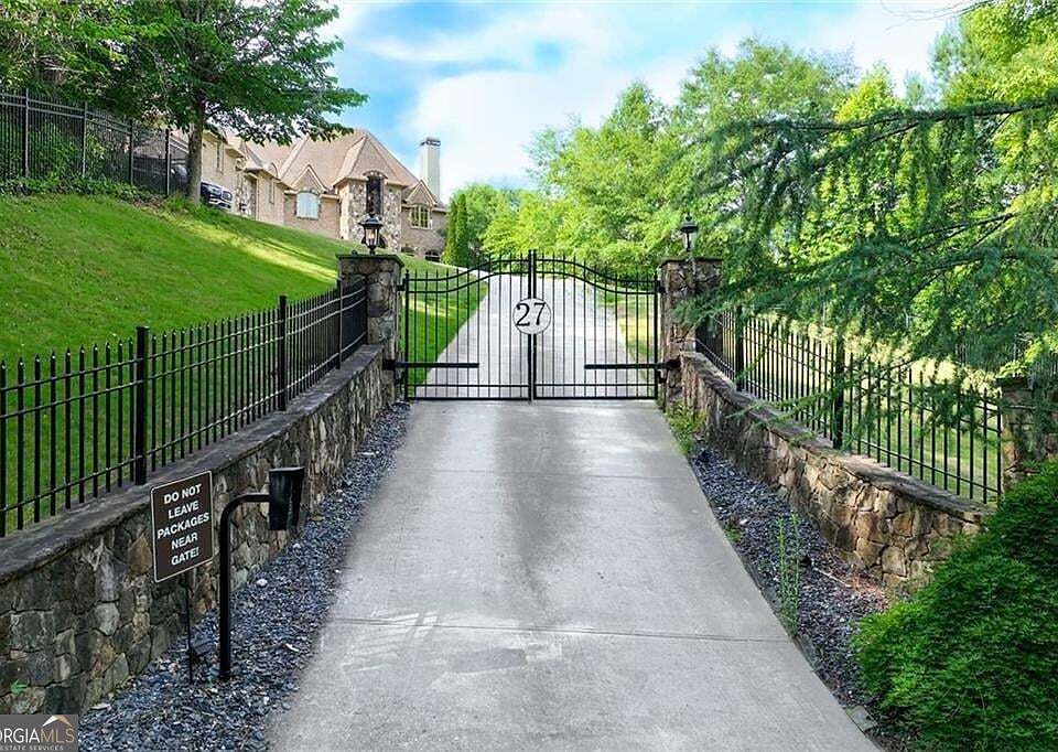 1st image of 453 Londonberry Rd NW