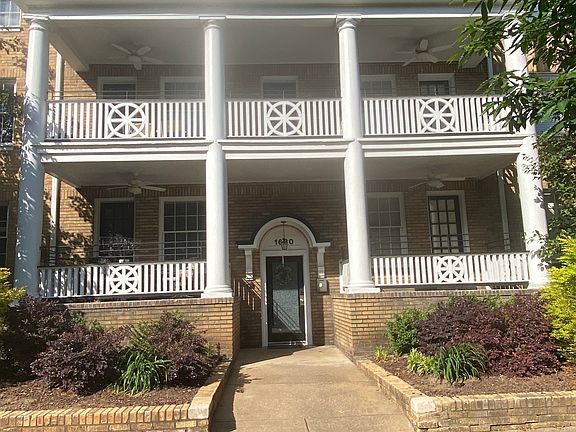 1 minute away from Broad Street