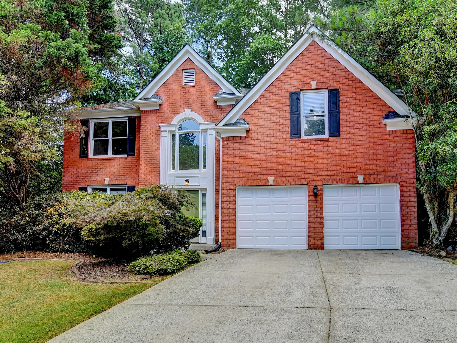 3 bed, 2.5 bath, 2500 sqft, $2,800 — Photo 2