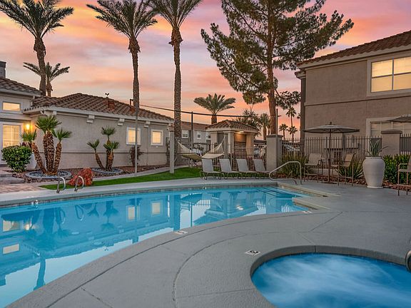 Experience pure relaxation at Sedona Peaks with our resort-style pool and spa. Surrounded by lush landscaping and elegant poolside seating, Sedona Peaks offers the perfect retreat to relax and recharge.