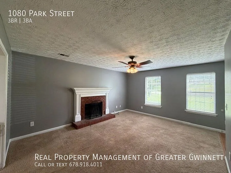 Charming 3 Bedroom home with large back yard — Photo 3