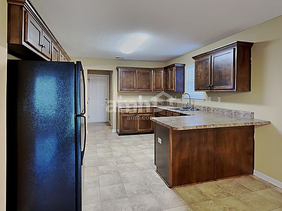 4th image of 3233 Peachtree Dr
