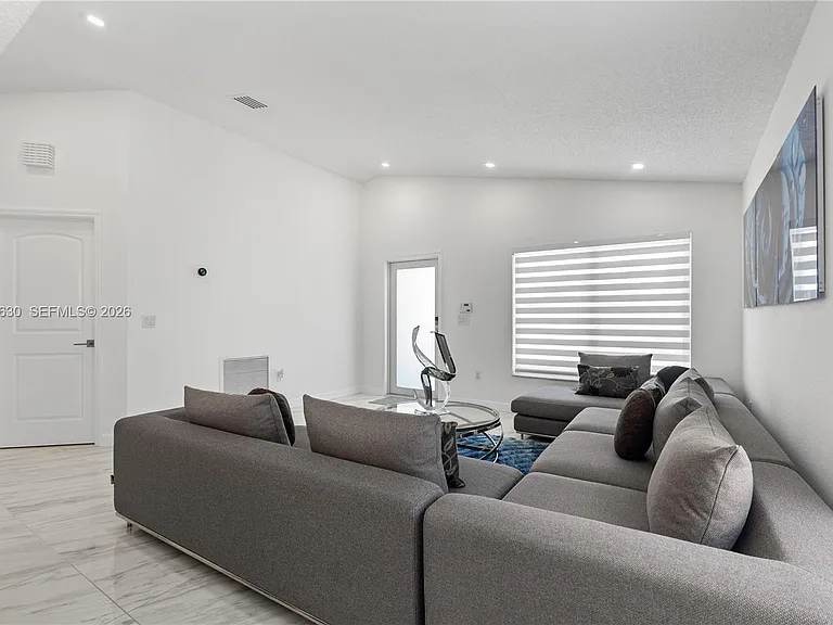 8842 SW 215th Ln — Photo 11