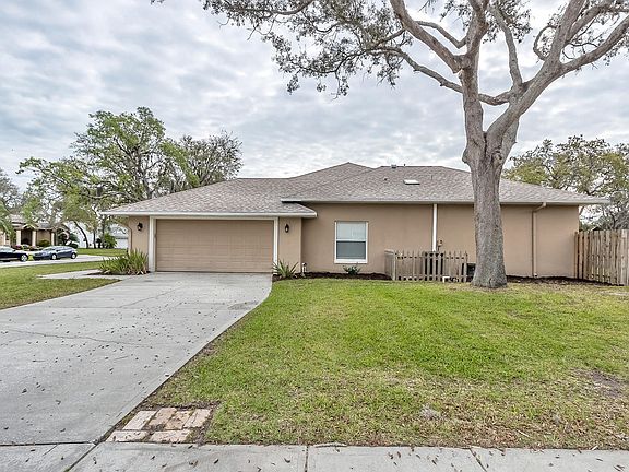 4th image of 526 Sun Lake Dr