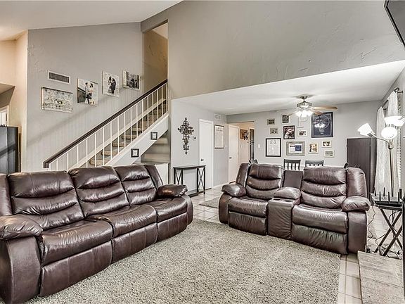 3rd image of 828 Blue Oak Dr