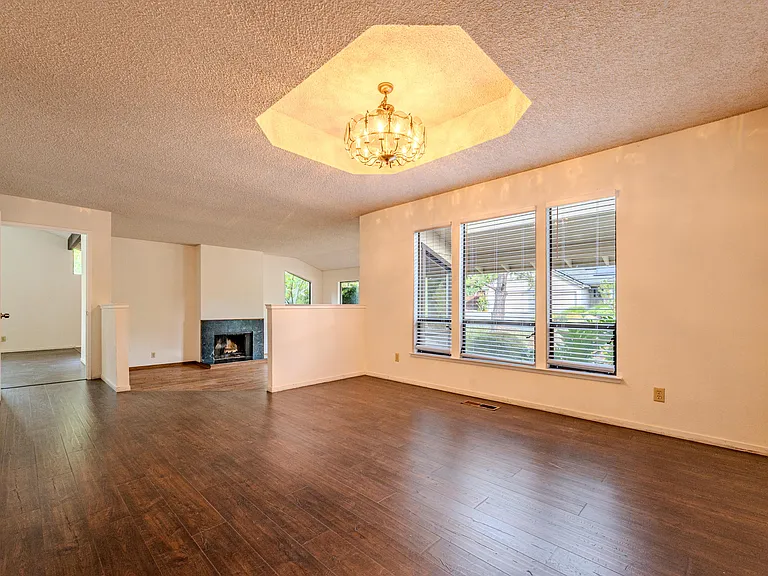 327 Clarkin Ct — Photo 6