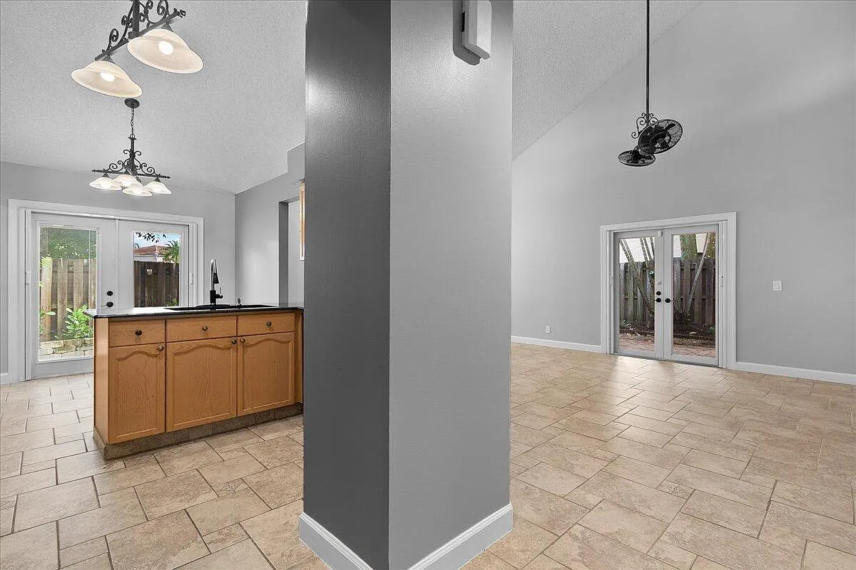 3 bed, 2.5 bath, 1690 sqft, $3,400 — Photo 1