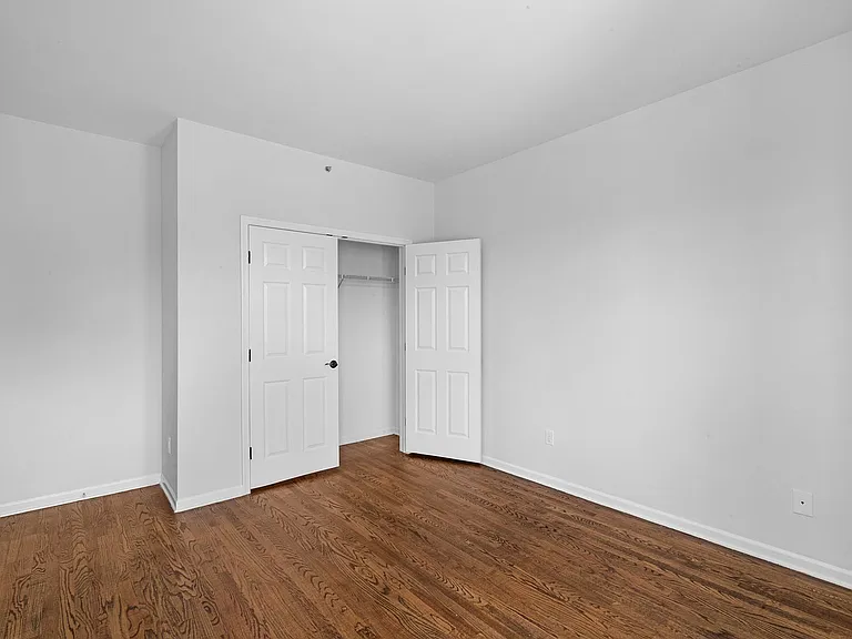 Columbia Court — Photo 24