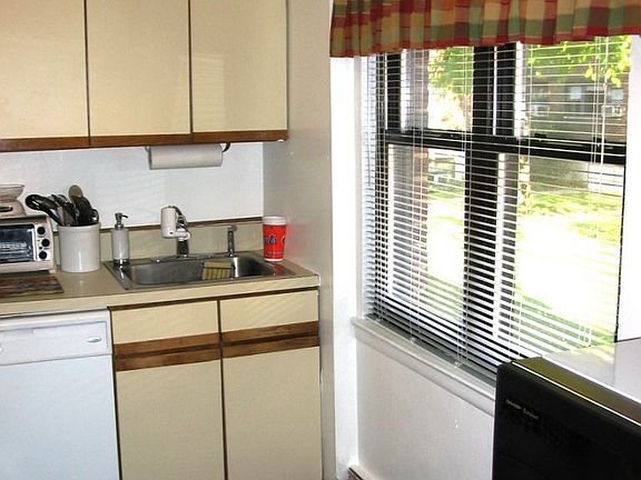 Kitchen w/ DW