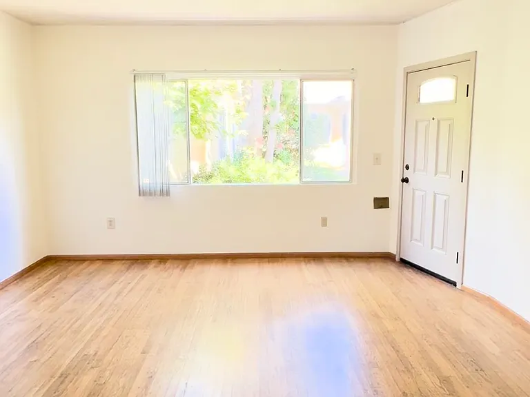 3804 N Haight Ave #8 — Photo 3