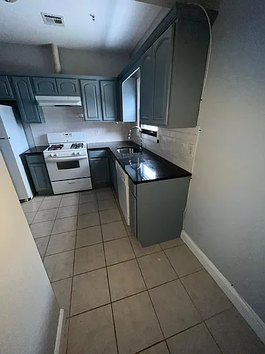 180 Ferry St #3B Photo 1