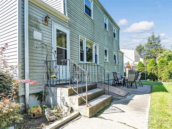 4th image of 23 E 17th St