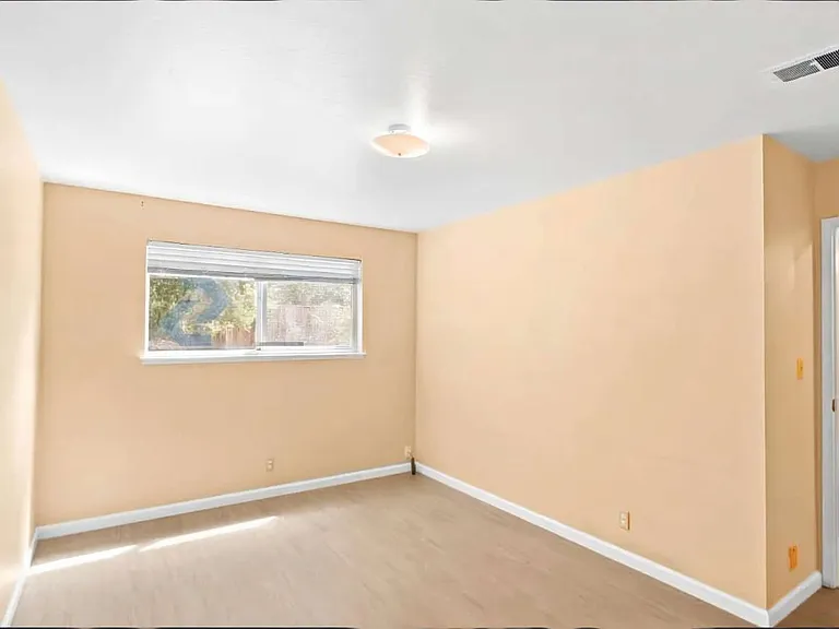 4675 Englewood Dr — Photo 12