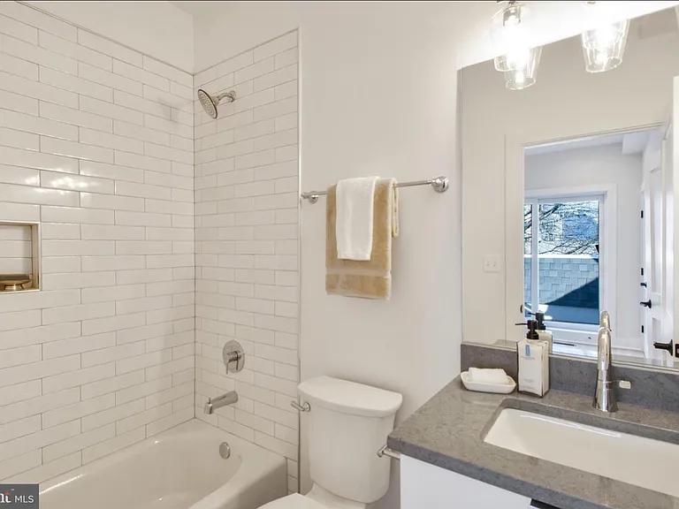 1722 W Virginia Ave NE #3A — Photo 7
