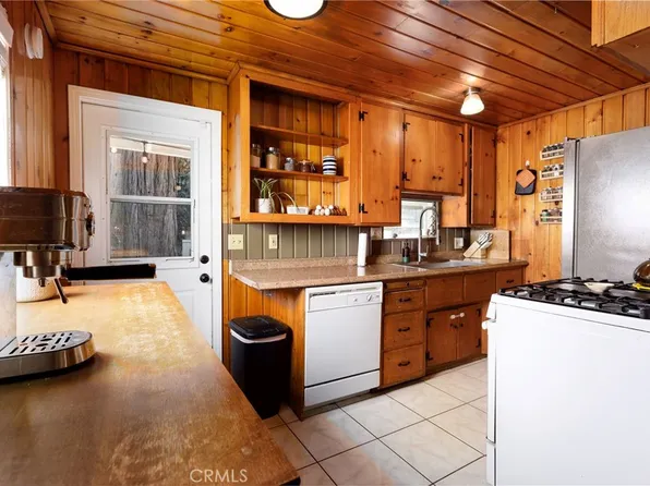 23668 Scenic Dr, Crestline, CA 92325