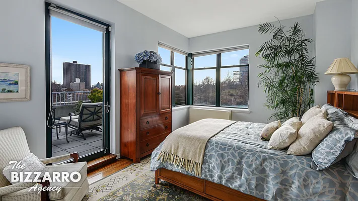 Sold by Bizzarro Agency | media 3