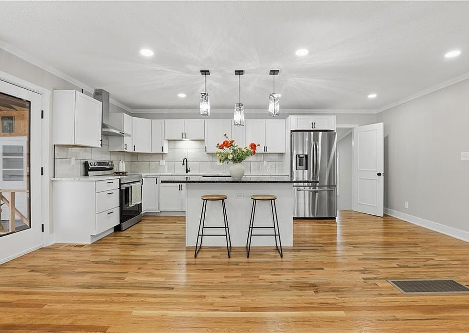 1st image of 3041 S 46th St