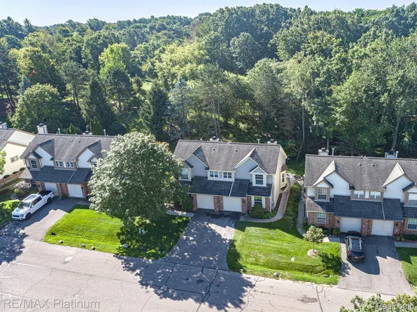896 Whisperwood Trl, Fenton, MI 48430