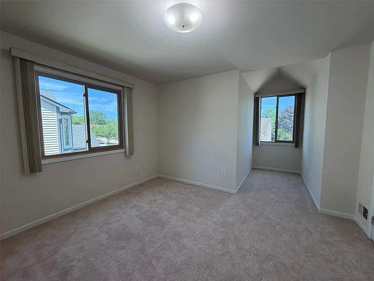 7043 Foxridge Dr — Photo 31