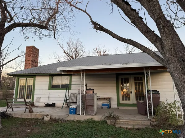 2742 W Kingsbury St, Seguin, TX 78155