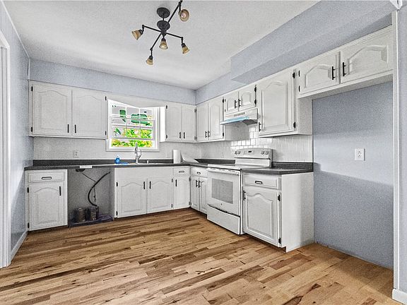 2nd image of 4 Shady Knoll Ln