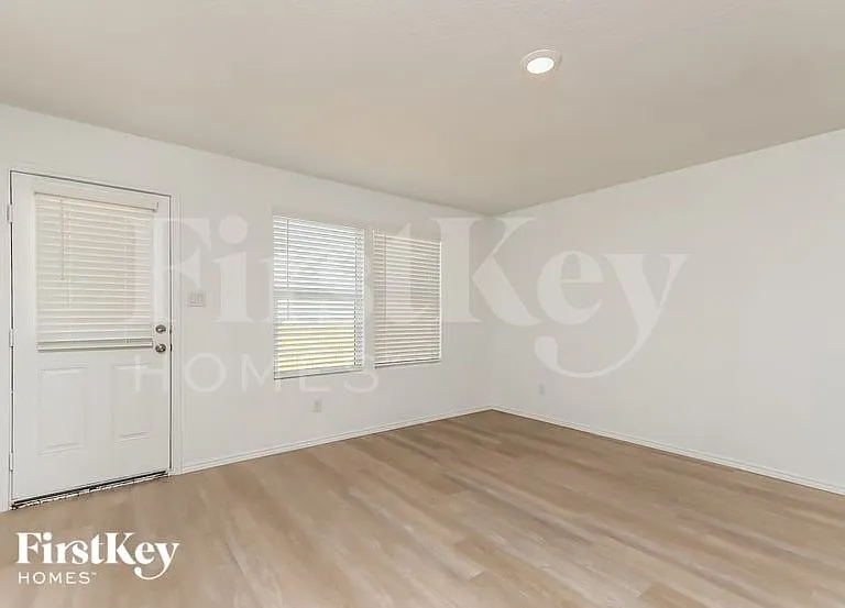 10610 McClintock Dr — Photo 7