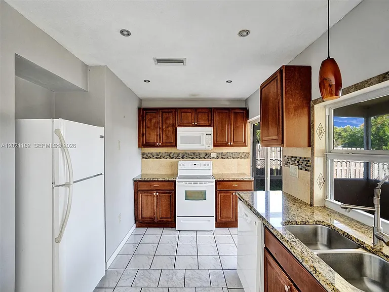 8550 NW 27th Pl — Photo 5