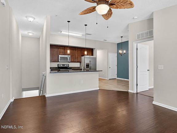 5th image of 201 LARKIN Place #107