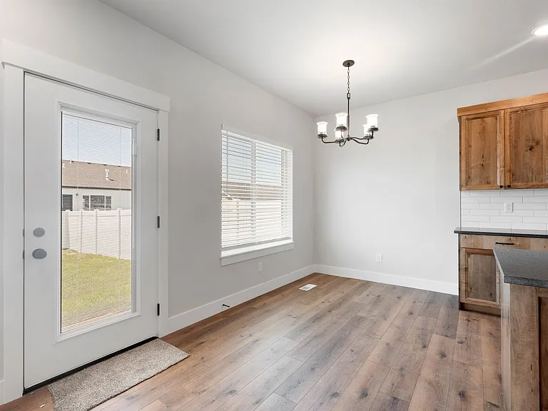 656 Jeanine Dr — Photo 7