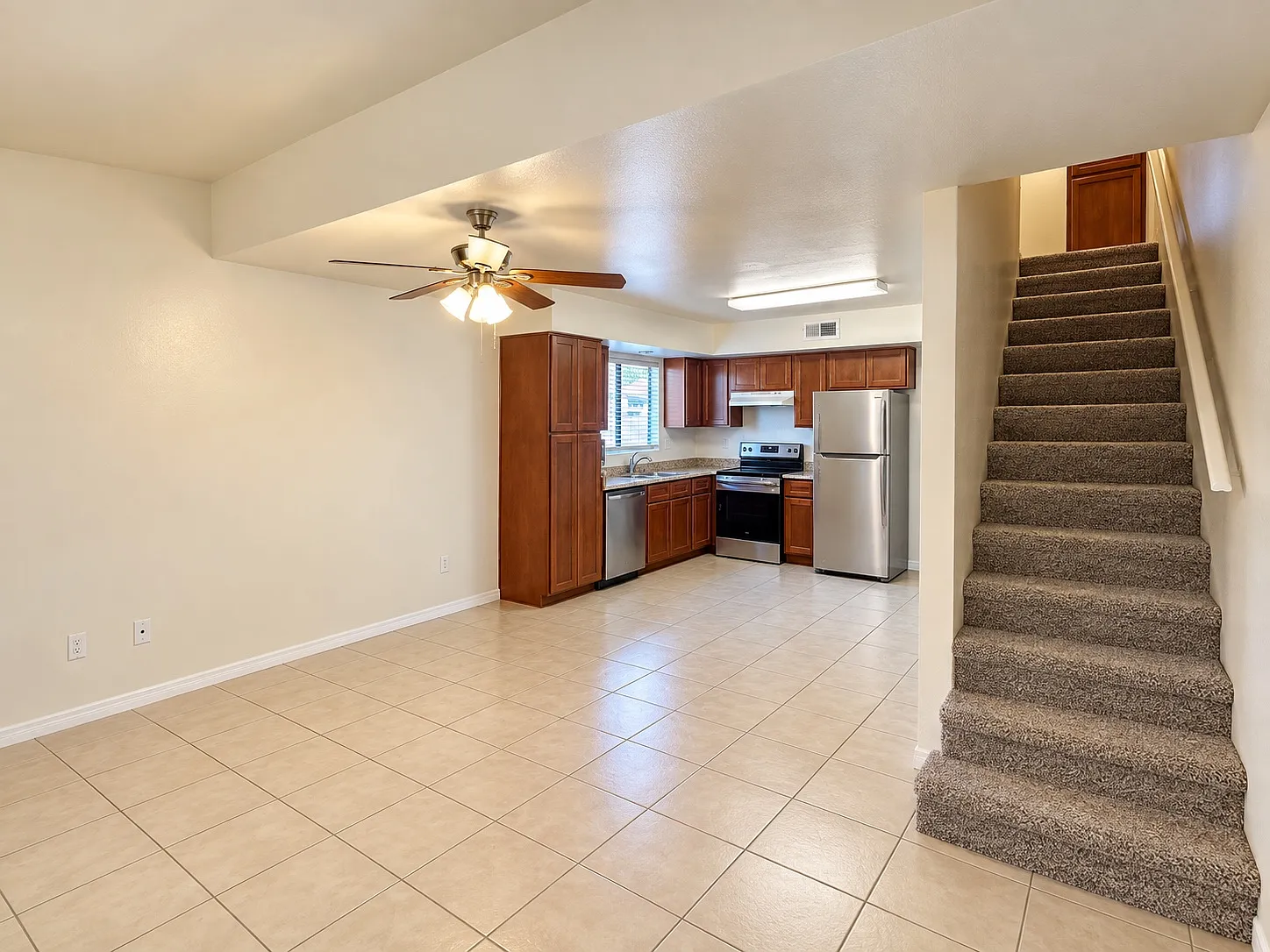 3 bed, 1075 sqft, $1,899 — Photo 2