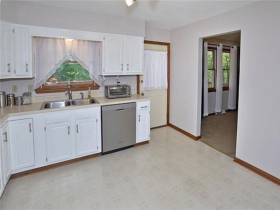 3rd image of 20 Country Farm Ln