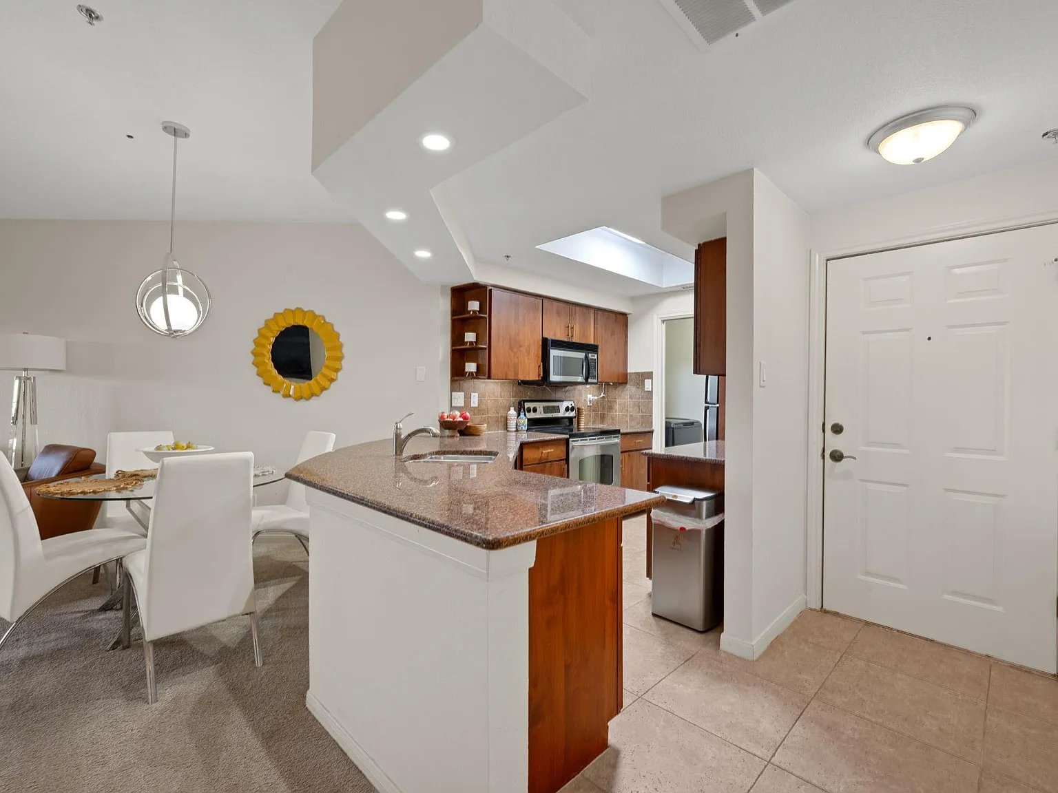 1 bed, 1.0 bath, 779 sqft, $1,600 — Photo 3