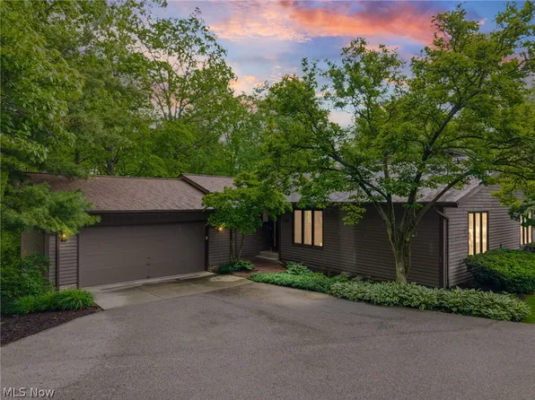 6791 Windward Hills Dr, Brecksville, OH 44141