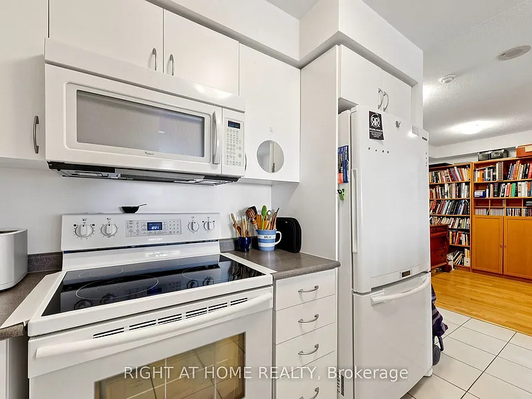 60 Heintzman St #2206 — Photo 5