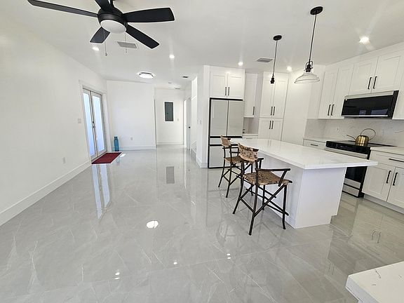 3rd image of 2 Buttonwood Dr