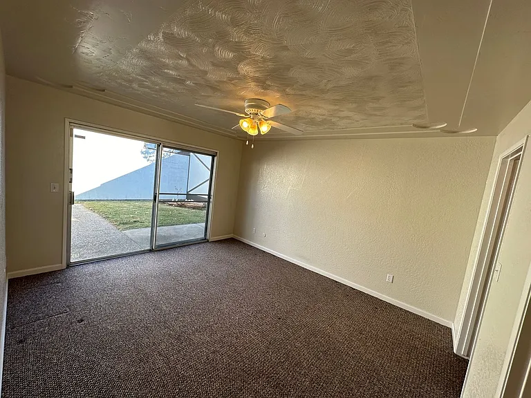 312 N Riverside Dr — Photo 16