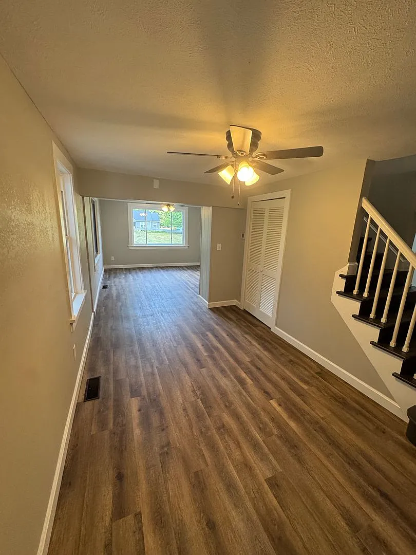 Complete Remodel - Beautiful 4 Bedroom House For Rent — Photo 4