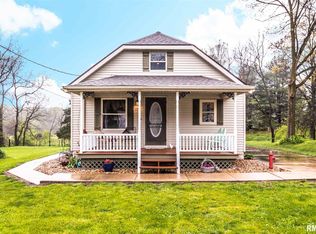 172 S Cedar St, Farmington, IL 61531