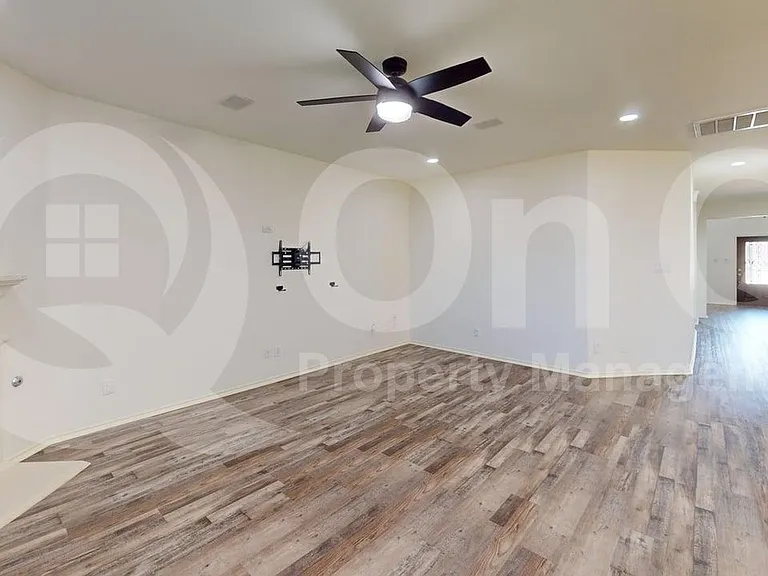 501 Lipizzan Ln — Photo 8