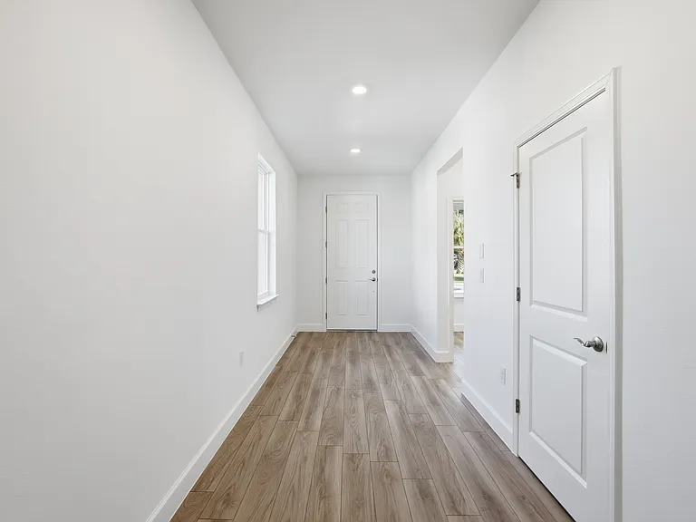 1209 W 15th St — Photo 13